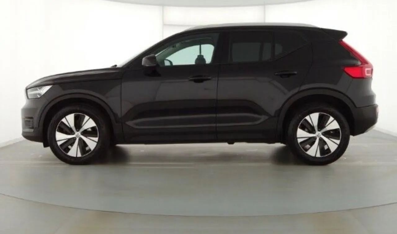 VOLVO XC40 D4 AWD Geartronic Momentum Image 3